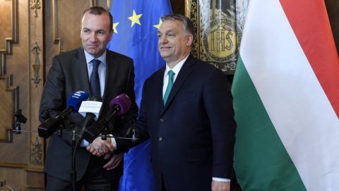 Budapest, 2018. március 20. Orbán Viktor miniszterelnök (j) és Manfred Weber, az Európai Néppárt (EPP) EP-képviselõcsoportjának elnöke kezet fog a sajtónyilatkozat végén az Országházban 2018. március 20-án. MTI Fotó: Koszticsák Szilárd