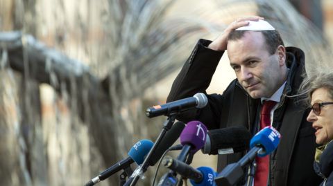 Budapest, 2019. március 12. Manfred Weber, az Európai Néppárt (EPP) európai parlamenti frakcióvezetõje, az EPP listavezetõje a Dohány utcai zsinagóga Emanuel-emlékfájánál 2019. március 12-én. MTI/Mohai Balázs