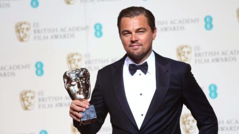 London, 2016. február 14. Leonardo DiCaprio amerikai színész a legjobb férfi fõszereplõnek járó elismeréssel, amelyet A visszatérõ (The Revenant) címû filmdrámában nyújtott alakításáért vett át a Brit Film- és Televíziós Mûvészeti Akadémia (BAFTA) díjkiosztóján a londoni Királyi Operaházban 2016. február 14-én. (MTI/EPA/Andy Rain) *** Local Caption *** 51788314