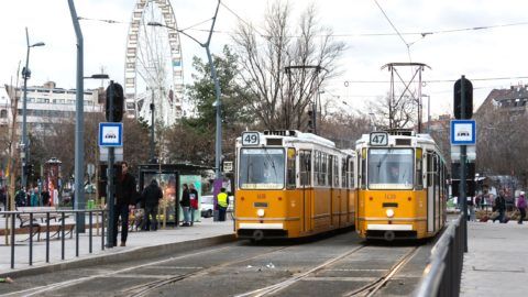 Budapest, 2019. március 3. A Budapesti Közlekedési Központ (BKK) 49-es és 47-es jelzésû, GANZ CSMG-2 típusú villamosai várakoznak a Deák Ferenc téri végállomáson. MTVA/Bizományosi: Juhász Gábor *************************** Kedves Felhasználó! Ez a fotó nem a Duna Médiaszolgáltató Zrt./MTI által készített és kiadott fényképfelvétel, így harmadik személy által támasztott bárminemû  különösen szerzõi jogi, szomszédos jogi és személyiségi jogi  igényért a fotó készítõje közvetlenül maga áll helyt, az MTVA felelõssége e körben kizárt.