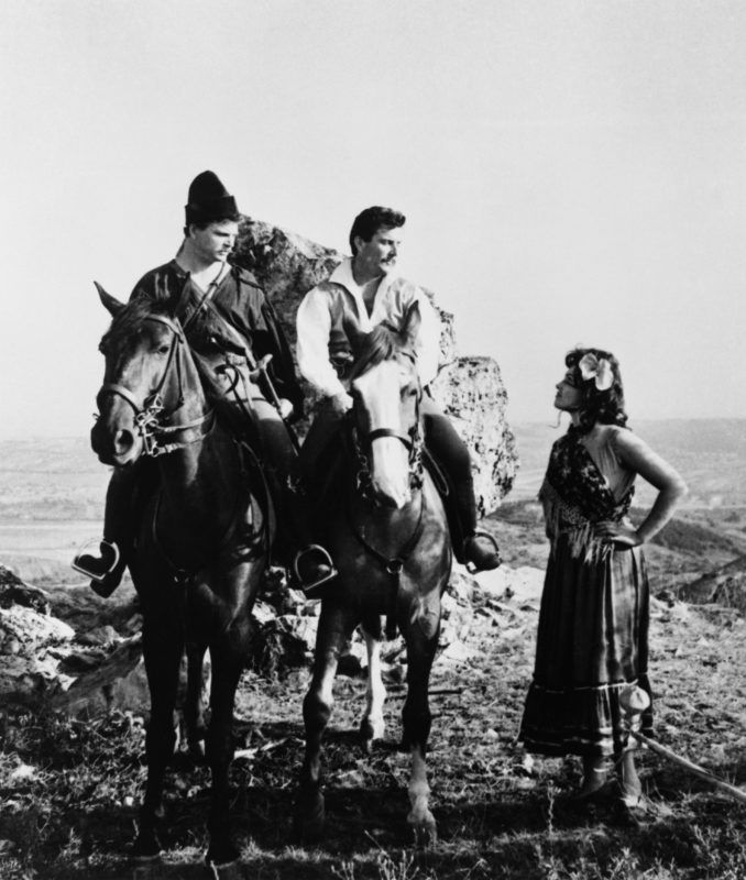 Budapest, 1963. július 4. Szabó Gyula (Buga Jakab), Zenthe Ferenc (Eke Máté, Tenkes kapitánya) és Pécsi Ildikó (Rózsa, a cigánylány) Örsi Ferenc: Tenkes kapitánya címû TV-játékának forgatásán a budapesti Farkas-hegyen, ahol Fehér Tamás rendezõ irányításával többrészes ifjúsági kalandfilm forgatását kezdték meg. Az elsõ részletet õsszel vetítik, a film több mint 10 részes lesz. MTI Fotó/MOKÉP