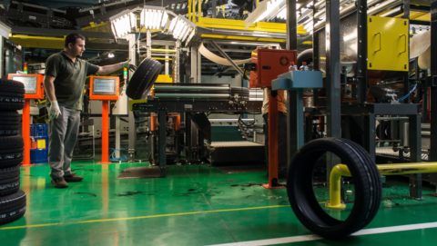 Rácalmás, 2015. május 20. Elkészült gumiabroncsokat ellenõriznek a Hankook rácalmási gyáregységében 2015. május 20-án. Befejezõdött a gyár bõvítésének harmadik üteme, az összesen 313 millió eurós (mintegy 94 milliárd forintos) beruházás révén 950 új munkahely jött létre és 19 millió abroncsra nõtt a rácalmási üzem éves gyártókapacitása. MTI Fotó: Bodnár Boglárka