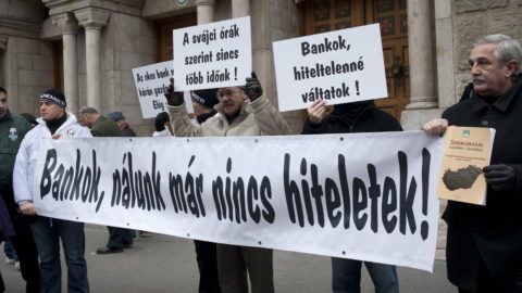 Budapest, 2013. december 16. Demonstrálók transzparensekkel a Jobbik és az otthonvédelmi civil szervezetek demonstrációján a budapesti Markó utcában, a Kúria épülete elõtt 2013. december 16-án. A Kúria polgári kollégiuma ezen a napon jogegységi ülésen tárgyalja a devizahitelek elvi kérdéseit. MTI Fotó: Kallos Bea