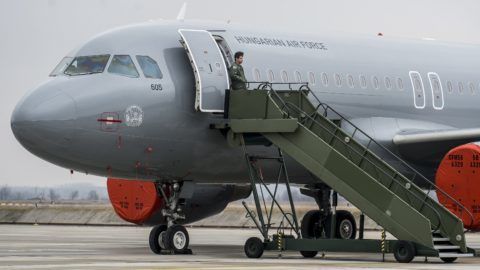 Kecskemét, 2018. február 2. A Magyar Honvédség Csehországból érkezett és a sajtóbemutatóra kiállított két darab, többcélú, használt Airbus A319-es csapatszállító katonai repülõgépeinek egyike Kecskeméten az MH 59. Szentgyörgyi Dezsõ Repülõbázison 2018. február 2-án. A gépek a honvédség hadrendjében teljesítenek majd szolgálatot. Az elsõ katonai Airbus A319-es január 31-én érkezett meg a kecskeméti repülõtérre. MTI Fotó: Ujvári Sándor
