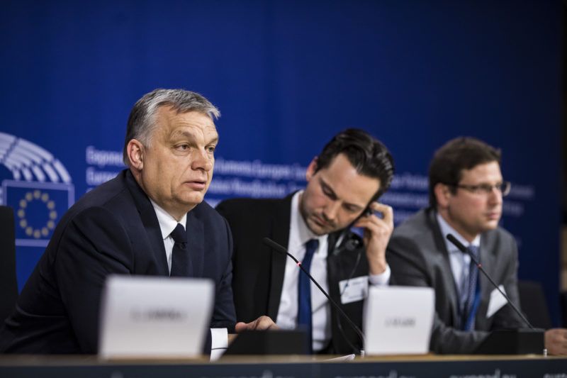 Brüsszel, 2019. március 20. A Miniszterelnöki Sajtóiroda által közzétett képen Orbán Viktor miniszterelnök sajtótájékoztatót tart az Európai Néppárt politikai közgyûlése után az Európai Parlament épületében, 2019. március 20-án. Mellette Havasi Bertalan, a Miniszterelnöki Sajtóirodát vezetõ helyettes államtitkár (j2) és Gulyás Gergely, a Miniszterelnökséget vezetõ miniszter (j). MTI/Miniszterelnöki Sajtóiroda/Szecsõdi Balázs