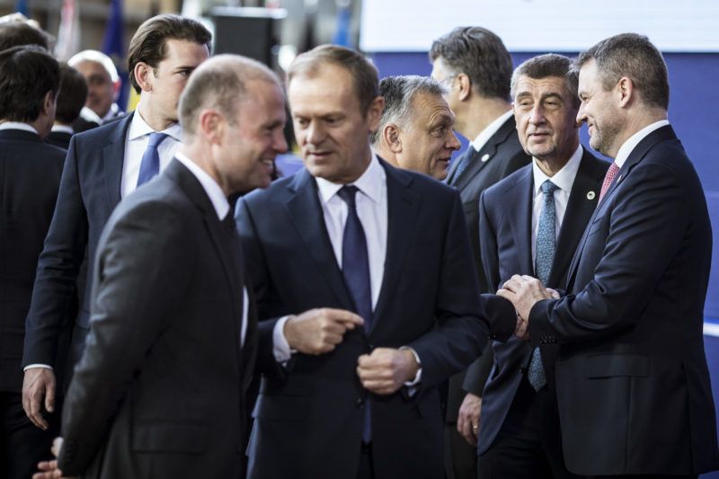 Brüsszel, 2019. március 22. A Miniszterelnöki Sajtóiroda által közreadott csoportképen Orbán Viktor miniszterelnök (j3), Andrej Babis cseh (j2) és Peter Pellegrini szlovák miniszterelnök (j) az EU-csúcs második napján, Brüsszelben 2019. március 22-én. Elõtérben balra Joseph Muscat máltai miniszterelnök (b) és Donald Tusk, az Európai Tanács elnöke (b2), mögöttük Sebastian Kurz osztrák kancellár. MTI/Miniszterelnöki Sajtóiroda/Szecsõdi Balázs