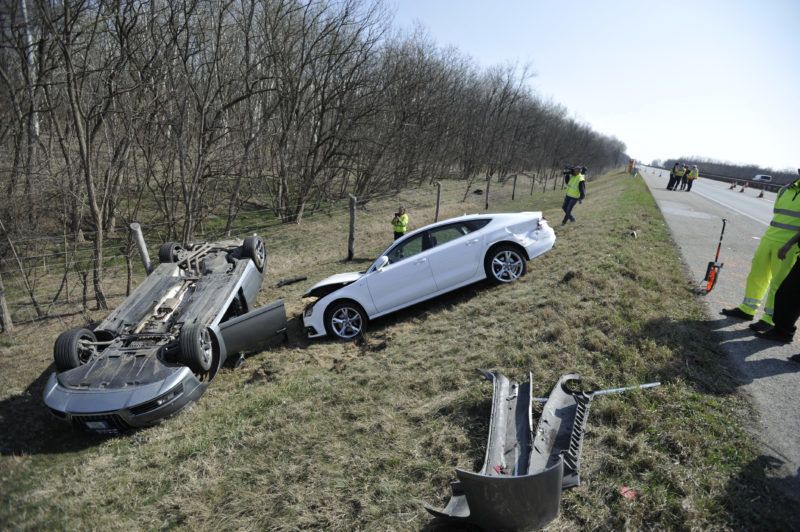 Inárcs, 2019. március 23. Ütközésben összetört személygépkocsik az M5-ös autópályán Inárcs közelében 2019. március 23-án. A balesetben négyen sérültek meg, a sztráda Budapest felé vezetõ oldalát lezárták. MTI/Mihádák Zoltán