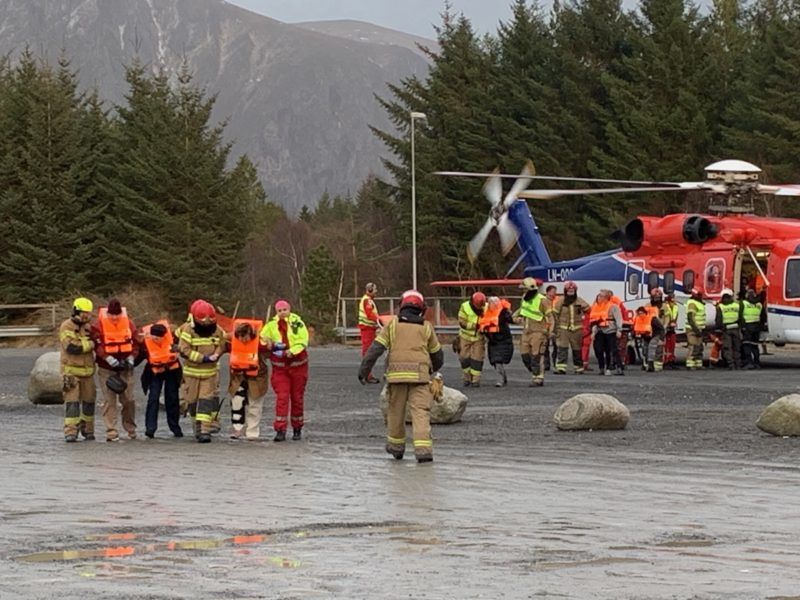 Stranded passenger that were rescued by helicopter from the cruise ship Viking Sky are pictured on March 23, 2019 on the west coast of Norway near Romsdal. - Emergency services said on March 23, 2019 they were airlifting 1,300 passengers off a cruise ship off the Norwegian coast. The Viking Sky cruise ship sent an SOS message due to 