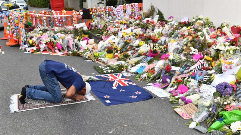 Christchurch, 2019. március 19. Muszlim férfi imádkozik az új-zélandi Christchurchben elkövetett kettõs terrortámadás áldozatainak emlékére elhelyezett virágok elõtt a támadás egyik helyszínén, az al-Núr mecsetnél 2019. március 19-én, négy nappal az 50 halálos áldozatot követelõ merényletek után. MTI/EPA/AAP/Mick Tsikas