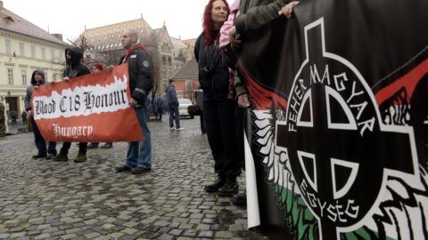 Budapest, 2016. február 13. Résztvevõk a Becsület napja elnevezésû rendezvényen, ahol azokra a katonákra és civilekre emlékeztek szélsõjobboldali szervezetek 2016. február 13-án a Kapisztrán téren, akik Budapest 1945-ös ostroma során február 11-én megkíséreltek kitörni a szovjet csapatok által körülzárt várból. MTI Fotó: Kovács Tamás