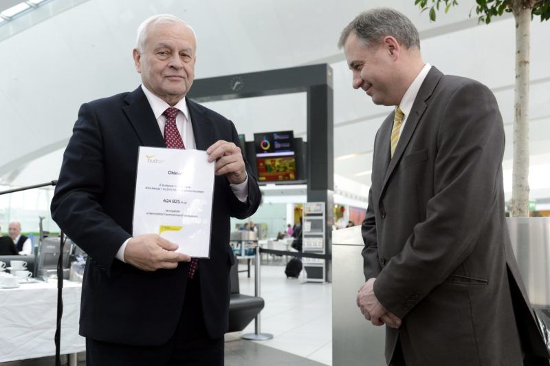 Budapest, 2015. március 11. Szarvas Gábor, a Budapest Airport közösségi kapcsolatok igazgatója (j) átadja Harrach Péternek, a Nemzetközi Gyermekmentõ Szolgálat Magyar Egyesület alelnökének az adománygyûjtõ perselyekben a szervezetnek összegyûjtött támogatásról szóló oklevelet Budapesten, a Liszt Ferenc Nemzetközi Repülõtéren 2015. március 11-én. A Budapest Airport utasai 2014. február 1-je és 2015. február 1-je között közel két és fél millió forintot adakoztak a Nemzetközi Gyermekmentõ Szolgálat Magyar Egyesületnek, a WWF Magyarországnak és a Magyar Önkéntesküldõ Alapítványnak. MTI Fotó: Kovács Tamás