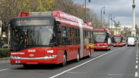 Budapest, 2015. november 16. Új Solaris-Skoda trolibuszok az Andrássy úton 2015. november 16-án. Délutántól hét ilyen jármû kezdi meg az utasok szállítását a 72-es, a 76-os és a 79-es vonalon. MTI Fotó: Máthé Zoltán