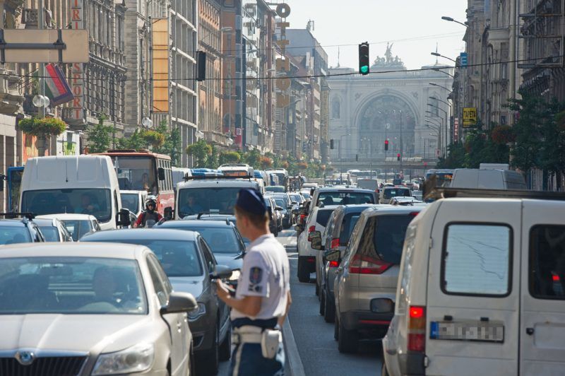 Budapest, 2016. június 30. Összetorlódott jármûvek a fõvárosi Rákóczi úton 2016. június 30-án, miután az Erzsébet körúti keresztezõdésben egy motoros teherautóval ütközött. A motoros a baleset következtében olyan súlyos sérüléseket szenvedett, hogy a helyszínen életét vesztette. MTI Fotó: Lakatos Péter