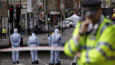 London, 2017. június 5. Nyomozók a londoni London Bridge közelében 2017. június 5-én. Június 3-án éjjel három merénylõ egy furgonnal gyalogosok közé hajtott a hídon, majd a közeli piac, a Borough Market környékén késsel támadt a járókelõkre. Hét ember életét vesztette, negyvennyolc megsebesült. (MTI/AP/Alastair Grant)