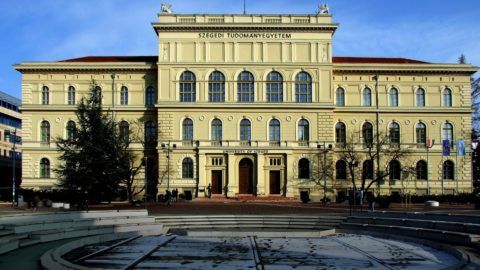 Szeged, 2018. március 21. A Szegedi Tudományegyetem (SZTE) központi épülete a Dugonics tér 13-ban. MTVA/Bizományosi: Jászai Csaba *************************** Kedves Felhasználó! Ez a fotó nem a Duna Médiaszolgáltató Zrt./MTI által készített és kiadott fényképfelvétel, így harmadik személy által támasztott bárminemû  különösen szerzõi jogi, szomszédos jogi és személyiségi jogi  igényért a fotó készítõje közvetlenül maga áll helyt, az MTVA felelõssége e körben kizárt.