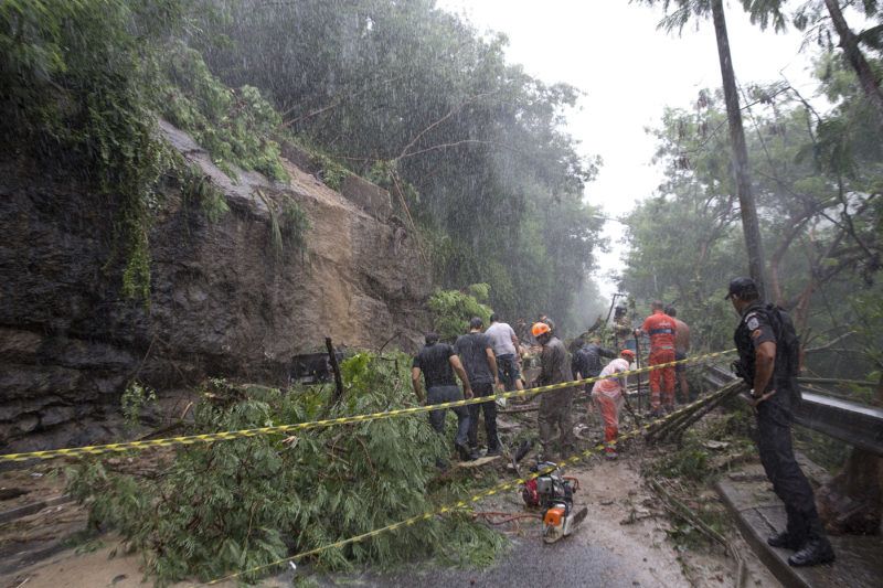 Rio de Janeiro, 2019. április 9. Túlélõk után kutatnak mentõcsapatok tagjai egy földcsuszamlás helyszínén Rio de Janieróban 2019. április 9-én. Az árvizek következtében legkevesebb három ember életét vesztette, Brazília második legnagyobb városában káosz alakult ki, a polgármesteri hivatal szükségállapotot hirdetett. MTI/AP/Silvia Izquierdo