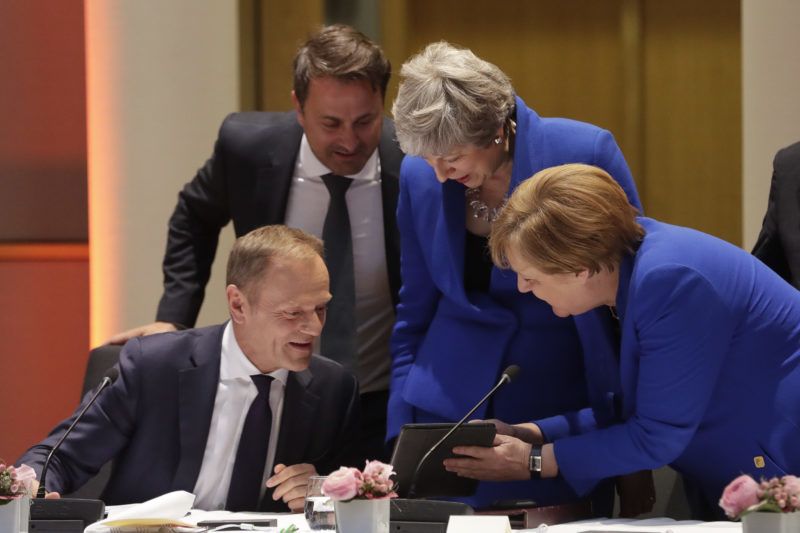Brüsszel, 2019. április 10. Donald Tusk, az Európai Tanács elnöke, Xavier Bettel luxemburgi, Theresa May brit miniszterelnök és Angela Merkel német kancellár (b-j) az Európai Unióból történõ brit kiválás ügyérõl (Brexit) rendezett rendkívüli európai uniós csúcstalálkozón Brüsszelben 2019. április 10-én. MTI/EPA/POOL/Olivier Hoslet