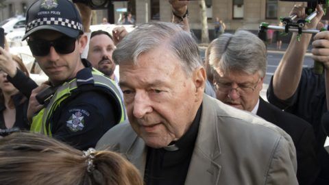 Melbourne, 2019. február 27. George Pell ausztrál bíboros, Ferenc pápa volt pénzügyi fõtanácsadója a melbourne-i kerületi bíróságra érkezik 2019. február 27-én. Elõzõ nap a bíróság elrendelte a pedofília vádjában bûnösnek talált 77 éves Pell õrizetbe vételét, miután bûnösnek találták egy gyermekmolesztálási ügyben. A bíboros a vád szerint 22 évvel ezelõtt, érsekségének helyszínén, a melbourne-i Szent Patrik-székesegyház sekrestyéjében öt ízben követett el szexuális visszaélést a helyi fiúkórus 13 éves tagjai ellen. A bíróság március 13-án jelenti majd be, hogy milyen büntetést szab ki Pellre, aki ezzel a legmagasabb rangú egyházi személy, akit pedofilügyekért elítéltek. MTI/AAP/David Crosling