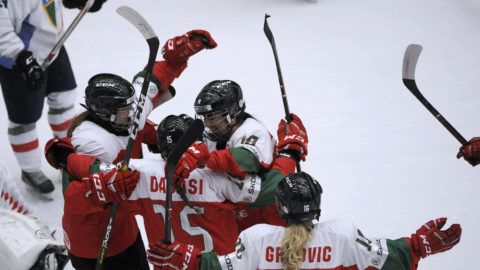 Budapest, 2019. április 10. Seregély Mira, Dabasi Réka, Huszák Alexandra és Grkovic Jelena örül (b-j) a nõi jégkorong divízió I/A világbajnokság Magyarország - Olaszország mérkõzésén a káposztásmegyeri Vasas Jégcentrumban 2019. április 12-én. MTI/Czagány Balázs