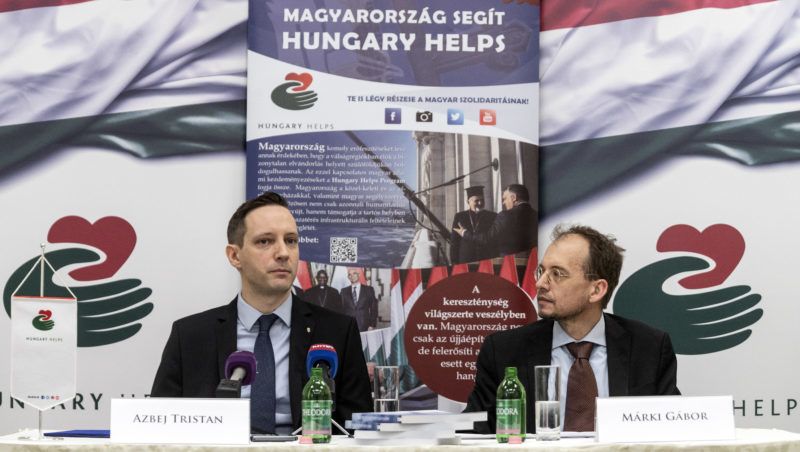 Budapest, 2019. április 16. Azbej Tristan, a Miniszterelnökség üldözött keresztények megsegítéséért és a Hungary Helps Program megvalósításáért felelõs államtitkára (b) és Márki Gábor, a Hungary Helps ügynökség vezérigazgatója az ügynökség megalakulásáról tartott sajtótájékoztatón az államtitkárság budapesti épületében 2019. április 16-án. MTI/Szigetváry Zsolt