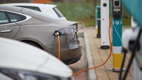 Sormás, 2018. november 28. Tesla márkájú elektromos autót töltenek Magyarország legnagyobb, egyszerre kilenc elektromos autó fogadására alkalmas töltõállomásán a Nagykanizsához közeli Sormáson lévõ István Fogadónál az átadás napján, 2018. november 28-án. MTI/Varga György