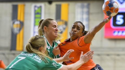 Siófok, 2019. április 6. A siófoki Estelle Nze Minko (j), valamint Moa Högdahl (b2) és Stine Andersen (b), a dán Viborg játékosai a nõi EHF Kupa elõdöntõjében játszott Siófok KC - Viborg HK mérkõzésen a siófoki Kiss Szilárd Sportcsarnokban 2019. április 6-án. A Siófok 28-24-re gyõzött. MTI/Bodnár Boglárka