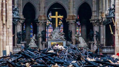 Párizs, 2019. április 16. Üszkös romok a leégett tetõszerkezetû párizsi Notre-Dame-székesegyház belsejében 2019. április 16-án. A lángok elõzõ nap a restaurálási munkálatokhoz felállított állványzaton keletkeztek, és onnan terjedtek tovább. A tûz következtében összeomlott az épület huszártornya és odaveszett a teljes tetõszerkezete. MTI/EPA/Pool/Christophe Petit Tesson