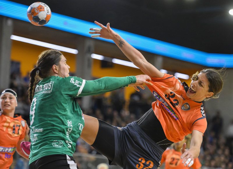 Siófok, 2019. április 6. A siófoki Andrea Kobetic (j) és Stine Bodholt Nielsen, a dán Viborg játékosa a nõi EHF Kupa elõdöntõjében játszott Siófok KC - Viborg HK mérkõzésen a siófoki Kiss Szilárd Sportcsarnokban 2019. április 6-án. MTI/Bodnár Boglárka