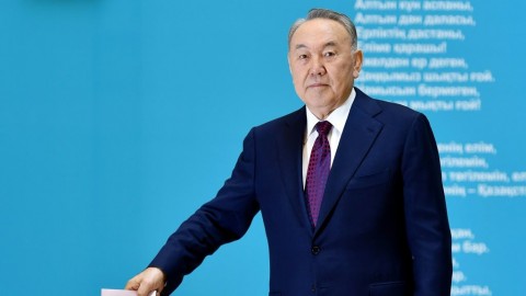 Kazakh President Nursultan Nazarbayev votes during parliamentary elections at a polling station in Astana on March 20, 2016. Citizens of energy-rich Kazakhstan went to the polls Sunday in an early parliamentary election expected to provide a commanding majority for ageing autocrat President Nursultan Nazarbayev's ruling Nur Otan party. / AFP / Ilyas Omarov