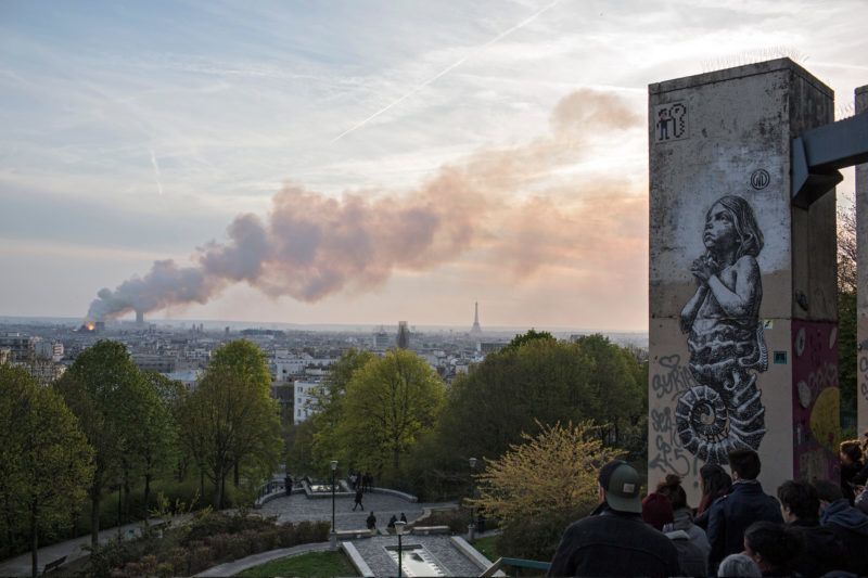Párizs, 2019. április 16. A lángoló párizsi Notre Dame székesegyházat nézik emberek 2019. április 15-én. A tûz a restaurálási munkálatokhoz felállított állványzaton keletkezett és onnan terjedt tovább. A tûz következtében összeomlott az épület huszártornya és odaveszett teljes tetõszerkezete. MTI/AP/Rafael Yaghobzadeh