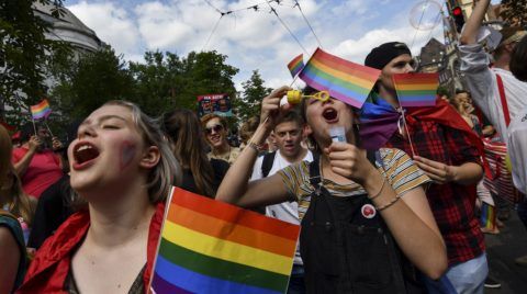 Budapest, 2018. július 7. Az LMBTQ-közösség (leszbikus, meleg, biszexuális, transznemû és queer emberek) fesztiválja, a 23. Budapest Pride felvonulásának résztvevõi a fõvárosi Városligeti fasorban 2018. július 7-én. MTI Fotó: Mónus Márton