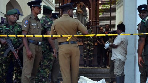 Colombo, 2019. április 21. Az egyik áldozat letakart holtteste Srí Lanka fõvárosában, ahol robbantásos merényleteket követtek el templomok és szállodák ellen 2019. április 21-én, húsvétvasárnap. A merényletekben elhunytak száma 207-re emelkedett, és több mint 450-en megsebesültek. MTI/EPA/M.A.Pushpa Kumara