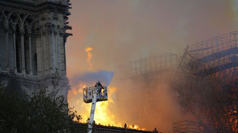 Párizs, 2019. április 16. Tûzoltók próbálják megfékezni a párizsi Notre-Dame székesegyház tetõszerkezetét emésztõ lángokat 2019. április 15-én. Emmanuel Macron francia elnök kijelentette, hogy újjáépítik a Notre-Dame-ot. A lángok a restaurálási munkálatokhoz felállított állványzaton, a tetõszerkezetnél keletkeztek, és onnan terjedtek tovább. A tûz következtében összeomlott az épület huszártornya és odaveszett teljes tetõszerkezete. MTI/AP/Francois Mori