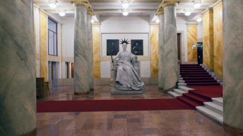 Budapest, 2011. december 14. Justitia szobra az aulában, a Legfelsõbb Bíróság épületében, Budapesten. A kormány által átalakított bírósági rendszerben a Legfelsõbb Bíróság megváltozott jogkörökkel, Kúria néven folytatja tevékenységét 2012. január 1-jétõl. MTI Fotó: Szigetváry Zsolt