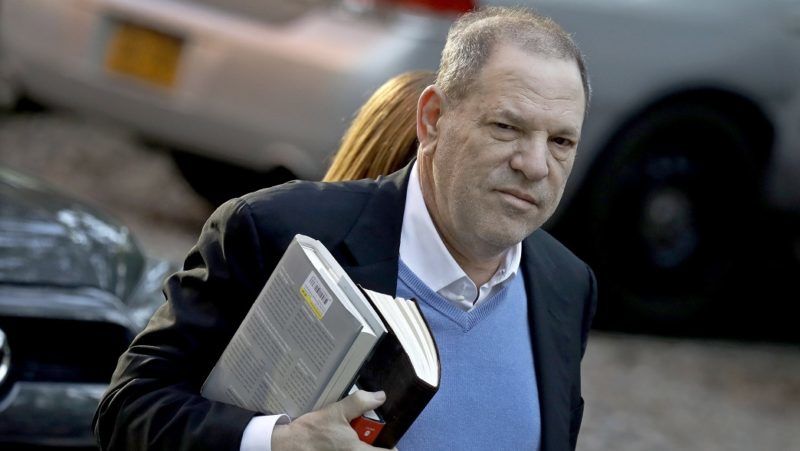 New York, 2018. május 25. A többszörös nemi erõszakkal és szexuális zaklatással vádolt Harvey Weinstein amerikai filmproducer érkezik egy New York-i kerületi bíróságra 2018. május 25-én. A The Weinstein Company nevû filmes cég társalapítójáról a The New York Times címû napilap terebélyes oknyomozó riportot közölt arról 2017 õszén, hogy a producer az elmúlt évtizedekben színésznõket zaklatott szexuálisan, többet megerõszakolt és korábban nyolc esetben is pénzügyi kárpótlásban állapodott meg áldozataival. (MTI/EPA/Peter Foley)