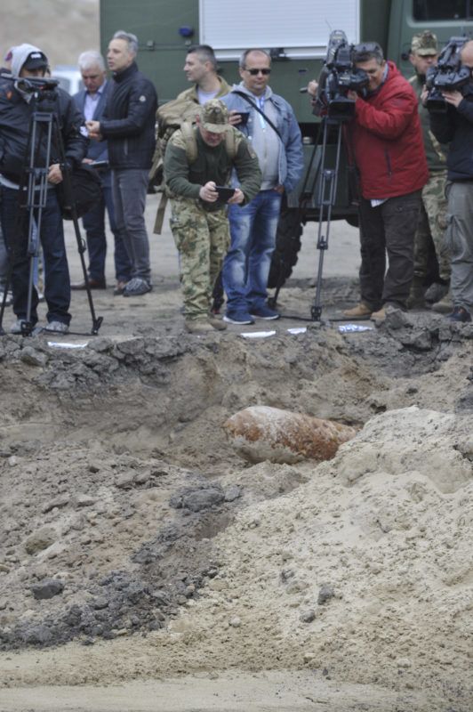 Budapest, 2019. április 28. A budapesti Bozsik Stadion területén talált, 250 kilogrammos, második világháborús, fel nem robbant bomba a hatástalanítás elõtt 2019. április 28-án. A hatástalanítás idejére a lakók és az ott-tartózkodók biztonsága érdekében kiürítik és lezárják a környéket. MTI/Mihádák Zoltán