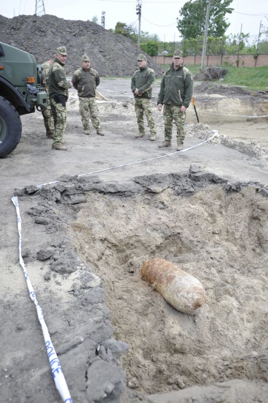 Budapest, 2019. április 28. A budapesti Bozsik Stadion területén talált, 250 kilogrammos, második világháborús, fel nem robbant bomba a hatástalanítás elõtt 2019. április 28-án. A hatástalanítás idejére a lakók és az ott-tartózkodók biztonsága érdekében kiürítik és lezárják a környéket. MTI/Mihádák Zoltán