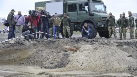 Budapest, 2019. április 28. A budapesti Bozsik Stadion területén talált, 250 kilogrammos, második világháborús, fel nem robbant bomba a hatástalanítás elõtt 2019. április 28-án. A hatástalanítás idejére a lakók és az ott-tartózkodók biztonsága érdekében kiürítik és lezárják a környéket. MTI/Mihádák Zoltán