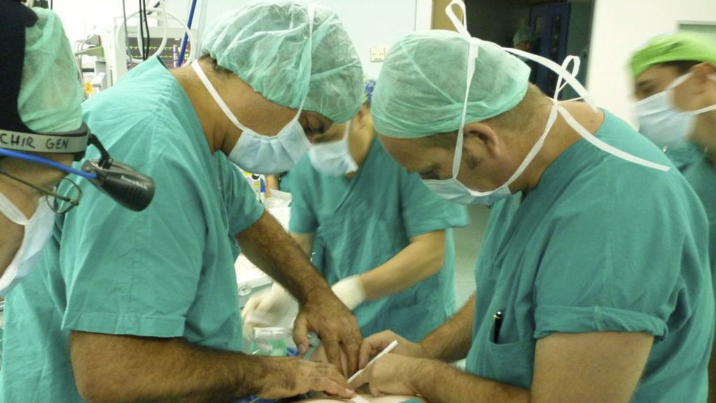 Firenze, 2010. július 30. 2010. július 30-án közreadott kép, amelyen Dr. Paolo MACCHIARINI (b) és sebészcsoportja légcsövet ültet át egy rákos betegbe a firenzei AOU Careggi kórházban. A transzplantációt egy új, a sebészetet és a biotechnológiát ötvözõ eljárással végezték el, amelyben a beteg õssejtjeit alkalmazzák. A teljesen lecsupaszított új szervbe a mûtét elõtt juttatnak õssejteket, és azok két-három hónap alatt új szövetekkel borítják be a transzplantátumot, így szinte egy teljesen új, de a beteg szervezetével biológiailag rokon légcsõ jön létre, ez pedig feleslegessé teszi a kilökõdést gátló gyógyszerek szedését. A légcsõ az új szövetek kialakulásáig is mûködõképes. A kórház sebészei egy 31 éves cseh és egy 19 éves brit daganatos nõi betegbe ültettek új légcsövet július 3-án és 13-án, és már mindkét páciens távozott a gyógyintézménybõl. (MTI/EPA/Carlo Ferraro)