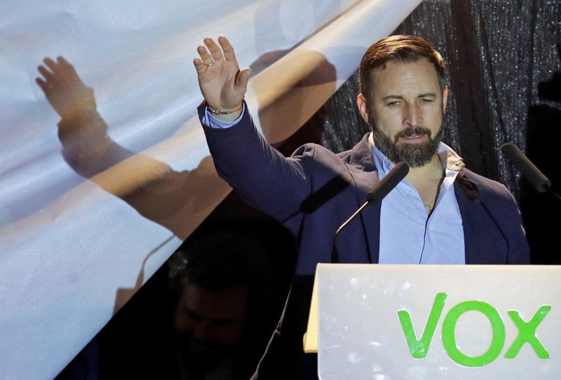 Madrid, 2019. április 29. Santiago Abascal, a VOX radikális jobboldali párt elnöke támogatókhoz beszél a párt madridi székházánál tartott eredményváró rendzvényen az elõrehozott parlamenti választások napján, 2019. április 28-án. A VOX most elõször bejutott a spanyol törvényhozásba, egybõl 24 parlamenti mandátumot szerezve a 350-bõl. MTI/EPA/EFE/Juan Carlos Hidalgo