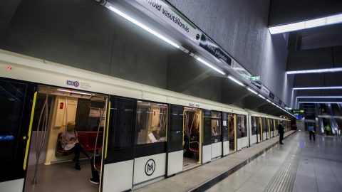 Budapest, 2015. szeptember 26. Utasok várnak a 4-es metró automata szerelvényének indulására a Keleti pályaudvar megállóhelynél 2015. szeptember 26-án. Ettõl a naptól a teljes üzemidõben jármûkísérõ személyzet nélkül közlekednek az automata szerelvények a vonalon. MTI Fotó: Balogh Zoltán