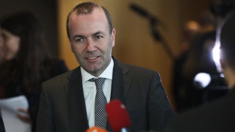 Brüsszel, 2019. március 20. Manfred Weber, az Európai Néppárt (EPP) európai parlamenti frakcióvezetõje és csúcsjelöltje az európai parlamenti választásokon az Európai Néppárt politikai közgyûlésére érkezik az Európai Parlament brüsszeli épületében 2019. március 20-án. A közgyûlés résztvevõi arról szavaznak, tagja maradjon-e a Fidesz az Európai Néppártnak. MTI/AP/Francisco Seco