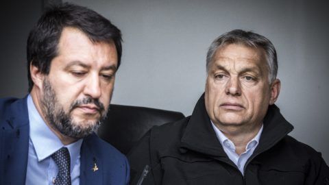 Röszke, 2019. május 2. A Miniszterelnöki Sajtóiroda által közreadott képen Orbán Viktor miniszterelnök (j) és Matteo Salvini olasz belügyminiszter, miniszterelnök-helyettes határszemlén Röszkénél 2019. május 2-án. MTI/Miniszterelnöki Sajtóiroda/Szecsõdi Balázs