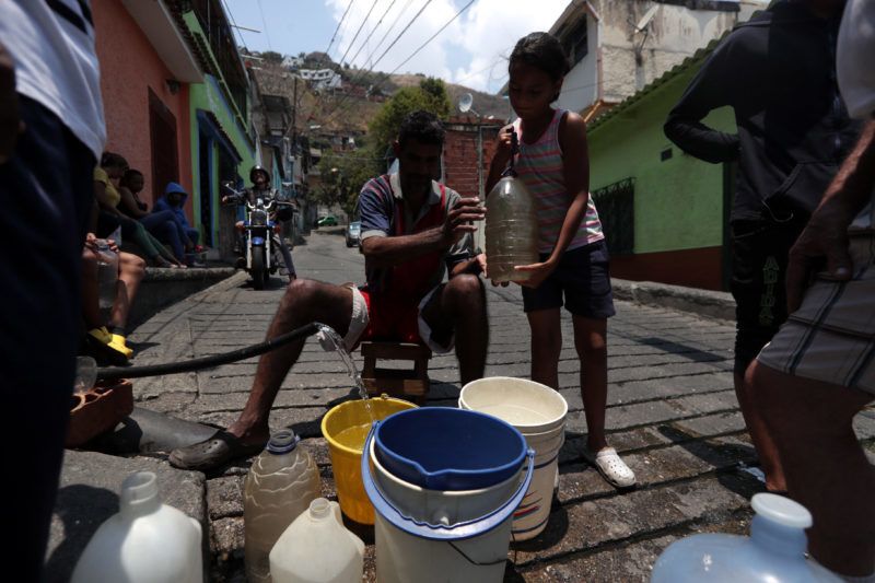 Caracas, 2019. március 27. Fali kútból vesznek vizet fõvárosiak egy újabb áramkimaradás okozta lakossági vezetékesvíz-szolgáltatás szünetelése miatt Caracasban 2019. március 27-én. MTI/EPA/EFE/Rayner Pena