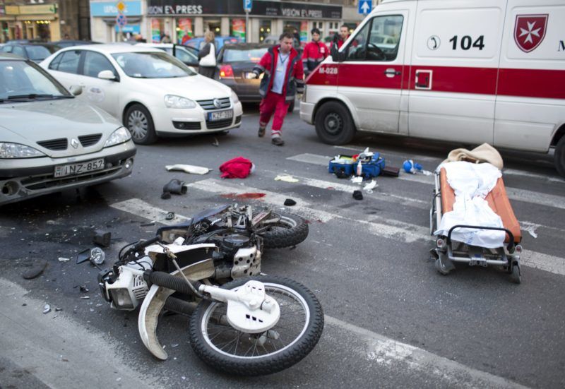 Budapest, 2012. december 7. Összeroncsolódott motorkerékpár a III. kerületi Kolosy téren, miután a motor személyautóval ütközött 2012. december 7-én. A kiérkezõ mentõk életmentõ beavatkozást hajtottak végre a motoroson, a 30 év körüli férfi kórházba szállítása után meghalt. A helyszínrõl egy hatvan év körüli férfit is kórházba vittek mellkasi és hasi sérülésekkel. MTI Fotó: Mohai Balázs