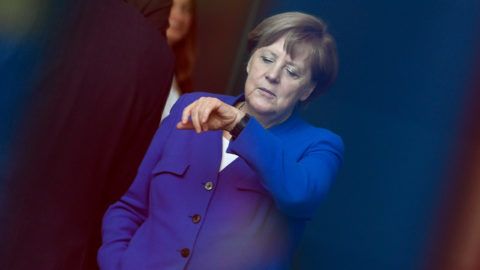 Berlin, 2019. április 29. Angela Merkel német kancellár a Nyugat-Balkán-konferenciára érkezõ vendégeket várja a berlini kancellári hivatal elõtt 2019. április 29-én. A tanácskozást Merkel és Emmanuel Macron francia elnök meghívására tartják a nyugat-balkáni országok vezetõi. MTI/EPA/Filip Singer