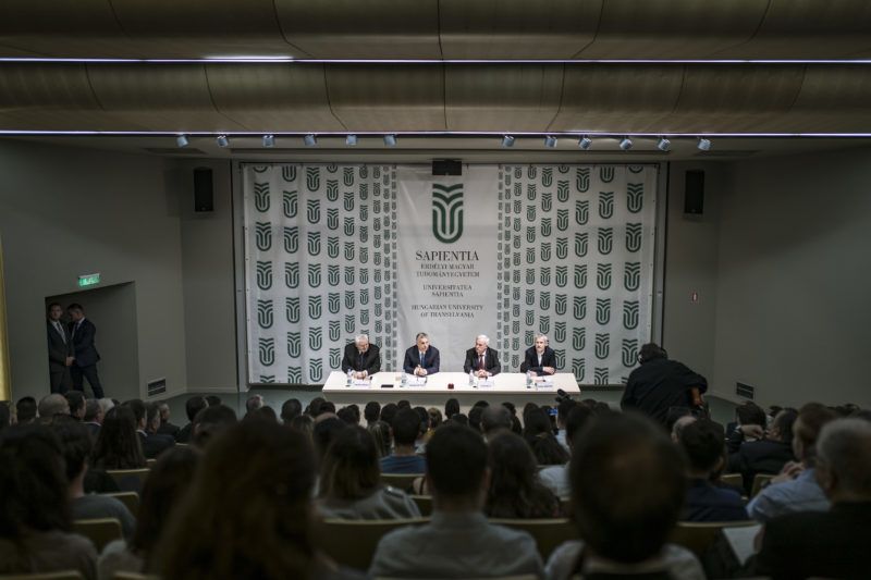 Kolozsvár, 2019. május 8. A Miniszterelnöki Sajtóiroda által közreadott képen Orbán Viktor miniszterelnök (b2) elõadása a Sapientia Erdélyi Magyar Tudományegyetemen Kolozsváron 2019. május 8-án. A kormányfõ mellett Dávid László rektor (b), Kató Béla, az Erdélyi Református Egyházkerület püspöke, a Sapientia Alapítvány kuratóriumának elnöke (b3) és Tonk Márton dékán (j). MTI/Miniszterelnöki Sajtóiroda/Szecsõdi Balázs