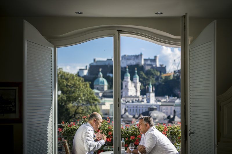 Salzburg, 2018. szeptember 19. A Miniszterelnöki Sajtóiroda által közzétett képen Janez Jansa, a Szlovén Demokrata Párt (SDS) elnöke (b) és Orbán Viktor kormányfõ az EU salzburgi csúcstalálkozója elõtt 2018. szeptember 19-én. MTI Fotó: Miniszterelnöki Sajtóiroda / Szecsõdi Balázs