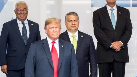 Brüsszel, 2018. július 11. A Miniszterelnöki Sajtóiroda által közzétett képen Donald Trump amerikai elnök (b2), Theresa May brit miniszterelnök (j2), Orbán Viktor magyar (b3), Antonio Costa portugál miniszterelnök (b), Klaus Iohannis román elnök (j3) és Katrin Jakobsdottir izlandi miniszterelnök a NATO kétnapos brüsszeli csúcsértekezletének elsõ napján, 2018. július 11-én. MTI Fotó: Miniszterelnöki Sajtóiroda / Botár Gergely