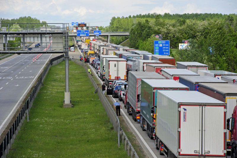 Vecsés, 2019. május 10. Feltorlódott jármûvek az M0-s autóúton Vecsésnél, ahol tûzoltók dolgoznak egy veszélyes anyagot szállító, felborult kamion mentésén 2019. május 10-én. A katasztrófavédelmi mobil labor mérései alapján az anyag nem jelent veszélyt sem az ott lakókra, sem az arra közlekedõkre, sem pedig a mentesítésben résztvevõkre. A balesetben nem sérült meg senki. MTI/Lakatos Péter